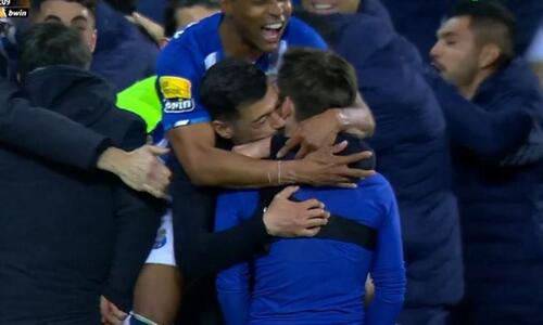 Σκόραρε στο 90' και ο πατέρας του τον τρέλανε σε φιλιά και... φάπες thumb