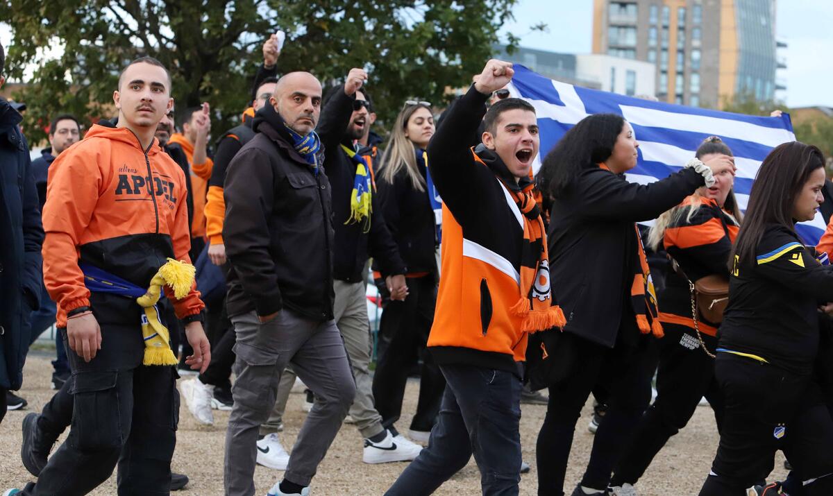 Στο γήπεδο οι ΑΠΟΕΛίστες (ΦΩΤΟ) thumb