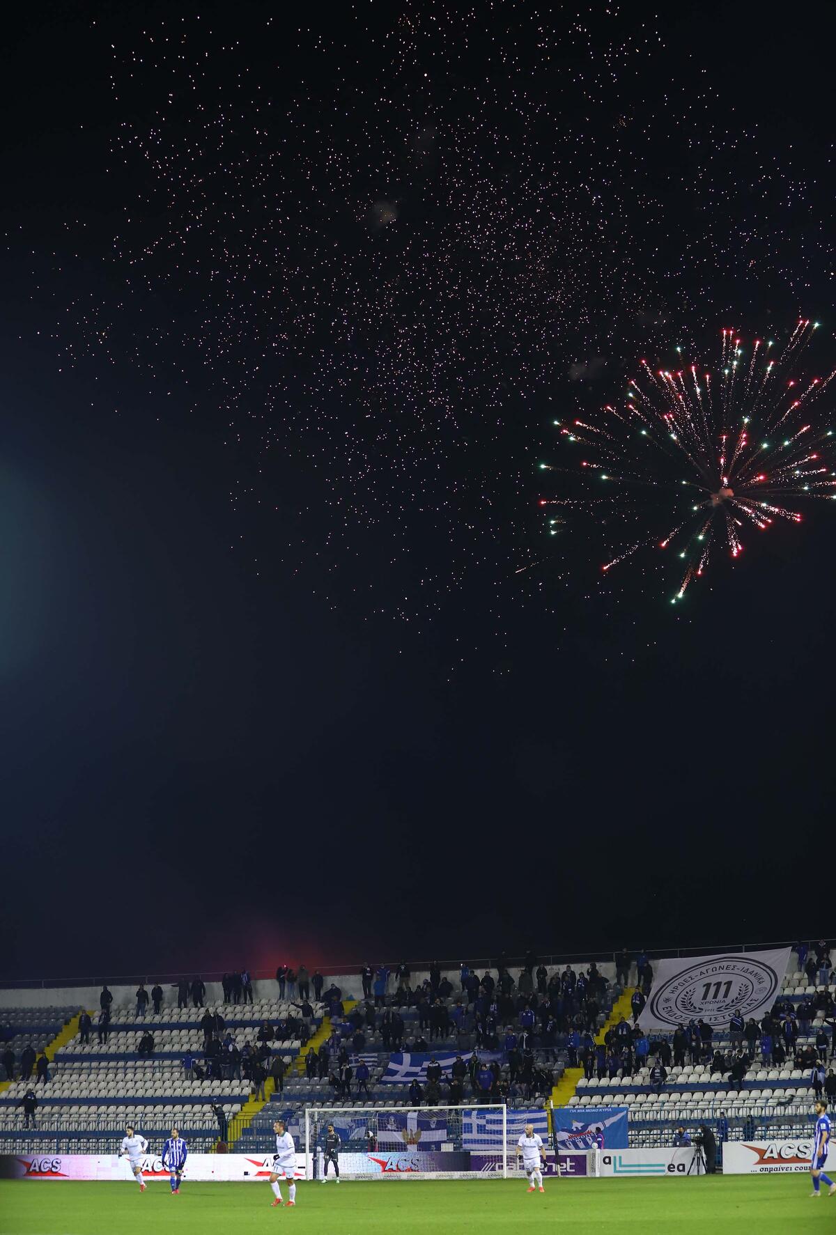 Πυροτεχνήματα στο 1-1 από τους οργανωμένους (pics) thumb