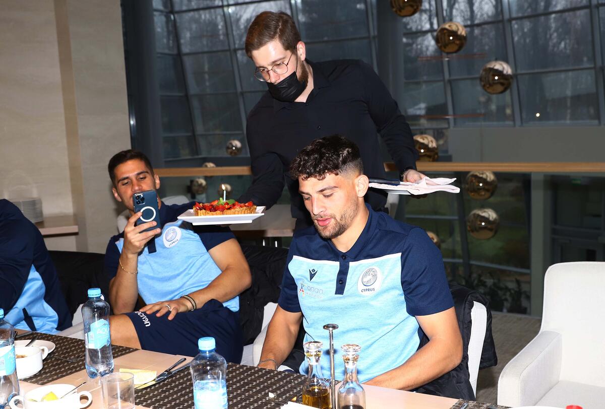 Έκπληξη σε Νικόλα, φώτο ο Πιέρος (pics) thumb