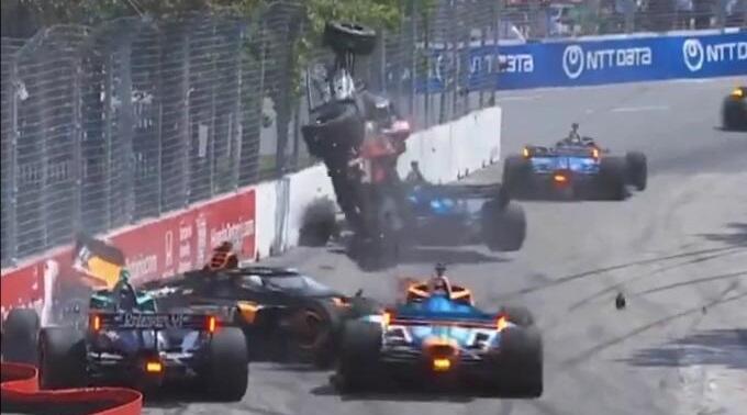 Αδιανόητο ατύχημα σε αγώνα Indycar: Μονοθέσιο πέταξε 3 μέτρα στον αέρα thumb