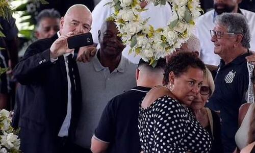 Σάλος με τον Ινφαντίνο: έβγαζε selfie πάνω από το φέρετρο του Πελέ! (pics) thumb