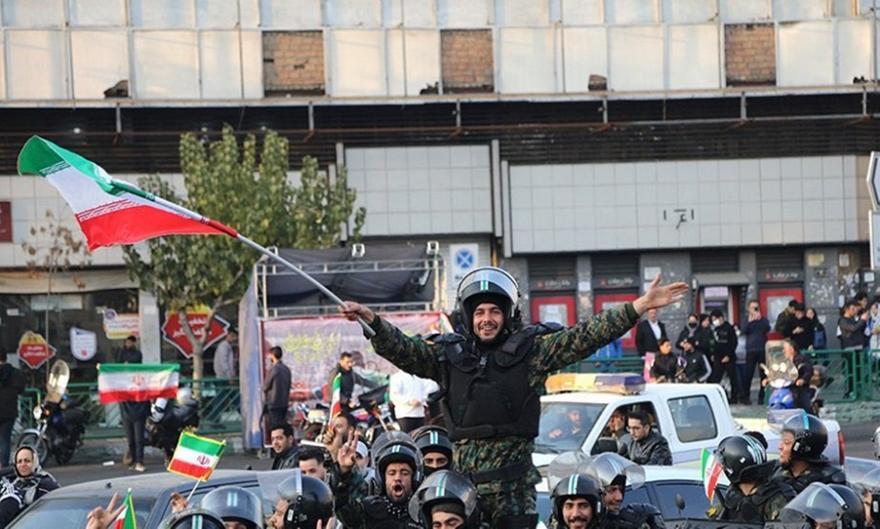 Φιάσκο: Ο κόσμος «σνόμπαρε» τη νίκη της εθνικής του Ιράν και η αστυνομία άρχισε να πανηγυρίζει! thumb