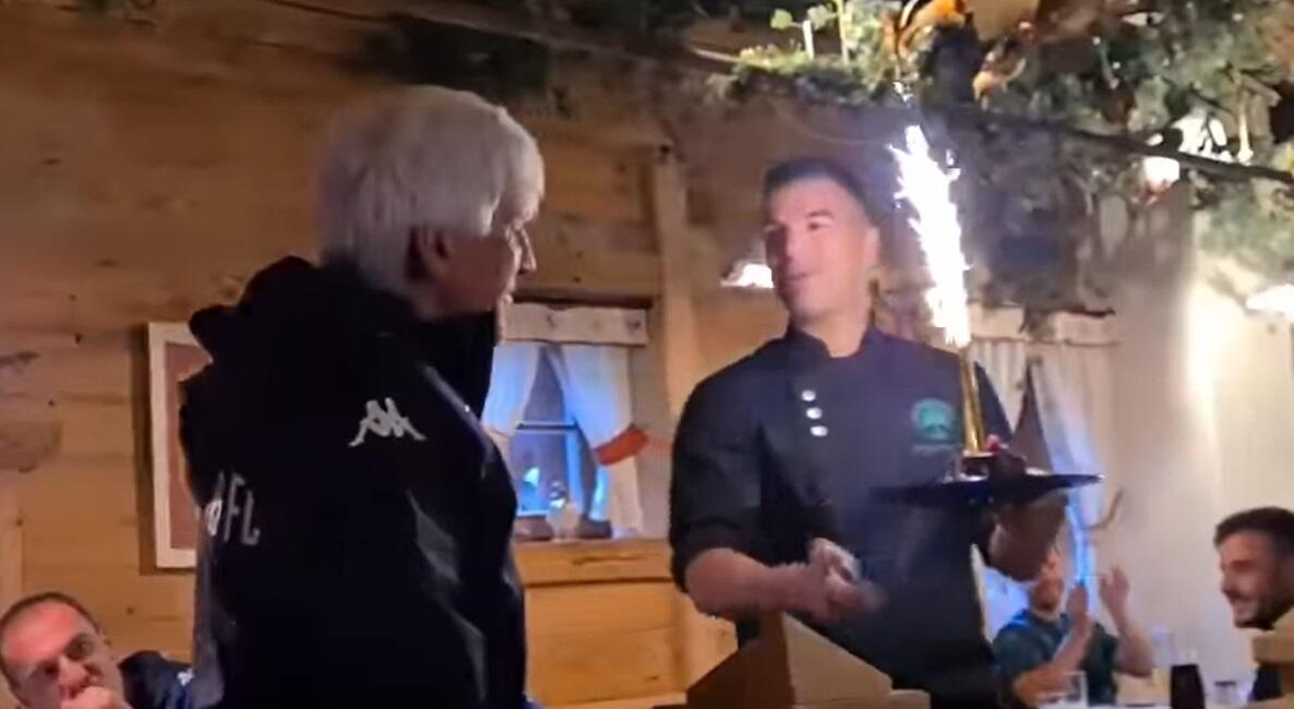 Η τούρτα έκπληξη στον Γιοβάνοβιτς για τα 60ά γενέθλιά του (video) thumb