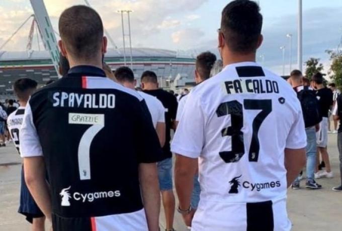 «Αυτοσχεδιάζουν» οι φίλοι της Γιουβέντους πάνω στη φανέλα του Ρονάλντο (pic) thumb