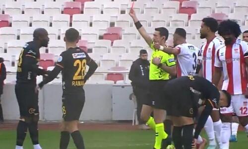 ΒΙΝΤΕΟ: Έριξε... χαστούκι σε συμπαίκτη του και αποβλήθηκε thumb