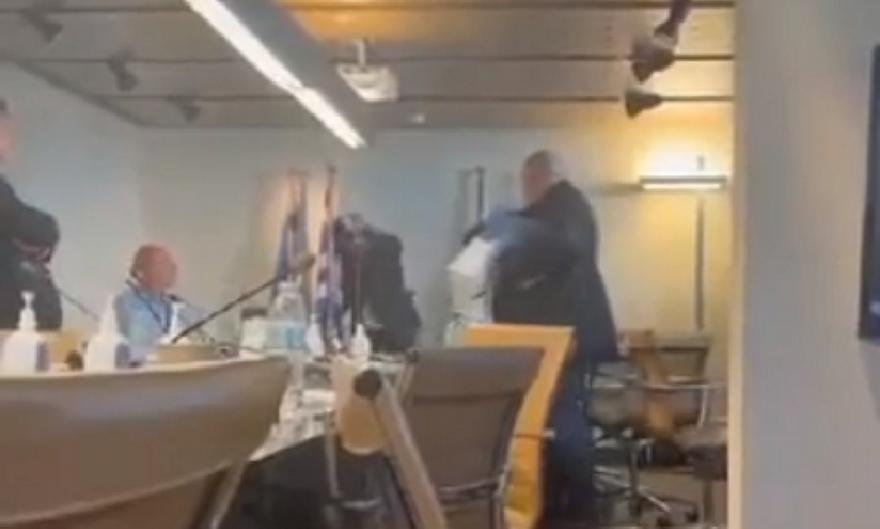 Η στιγμή που ο Καραπαπάς πετά φούστα στον Μπαλτάκο και τον βρίζει! (BINTEO) thumb