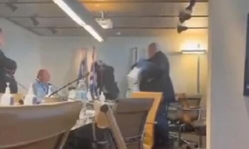 Η στιγμή που ο Καραπαπάς πετά φούστα στον Μπαλτάκο και τον βρίζει! (BINTEO) thumb