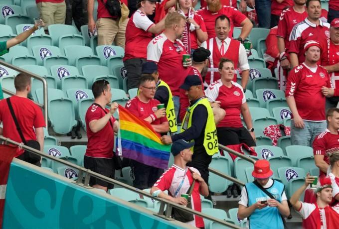 Νέα... κόντρα της UEFA για σημαία στα χρώματα της ΛΟΑΤΚΙ thumb