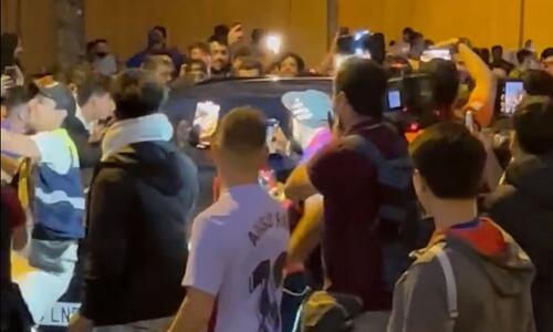 Οπαδοί της Μπαρτσελόνα προπηλάκισαν τον Κούμαν (ΒΙΝΤΕΟ) thumb