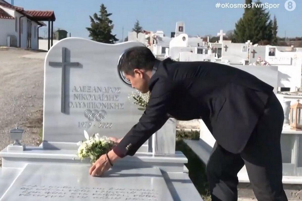 Συγκλονιστική κίνηση: Επισκέφθηκε τον τάφο του Αλέξανδρου Νικολαΐδη thumb