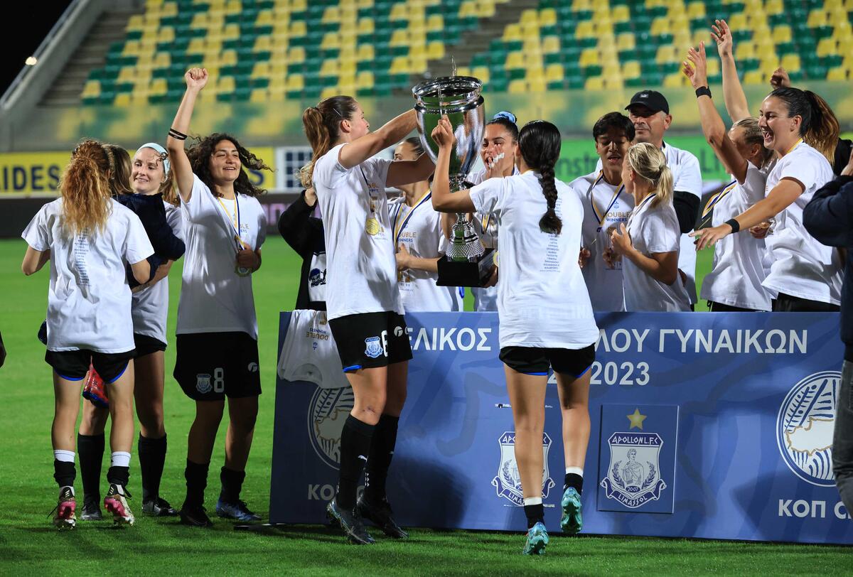 ΦΩΤΟΣ: Η απονομή στην Κυπελλούχο ομάδα Apollon Ladies! thumb