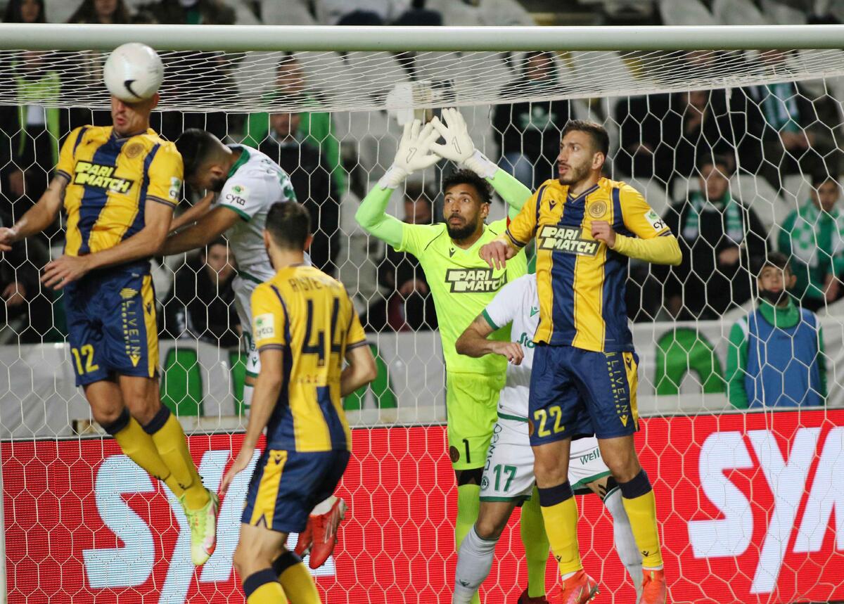 Τρεις στην πόρτα εξόδου thumb