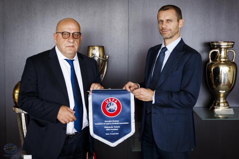 Ο Πρόεδρος της UEFA συγχαίρει το Γιώργο Κούμα για την επανεκλογή του thumb