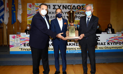 Το ιστορικό κύπελλο από τη νίκη του Σ.Κυριακίδη στη Βοστώνη κοσμεί πλέον το Ολυμπιακό Μουσείο thumb