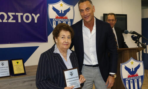 Ανόρθωση και  ΑΕΚ τίμησαν τον Αντώνη Παπαδόπουλο (ΦΩΤΟΣ) thumb
