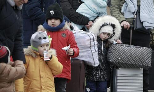 Δώρισε 50.000 ευρώ για τα παιδιά στην Ουκρανία thumb
