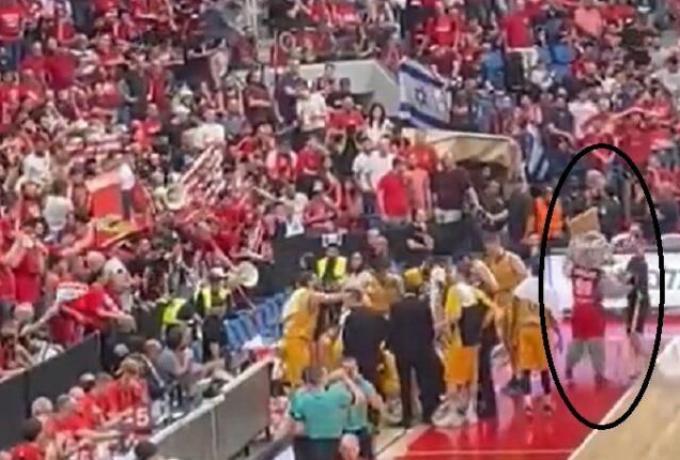 Απίστευτο: Η μασκότ σπρώχνει τον γυμναστή της ΑΕΚ! (Βίντεο) thumb