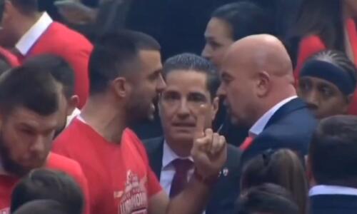 Team manager και αρχηγός αρπάχτηκαν λίγο πριν την απονομή του τροπαίου thumb