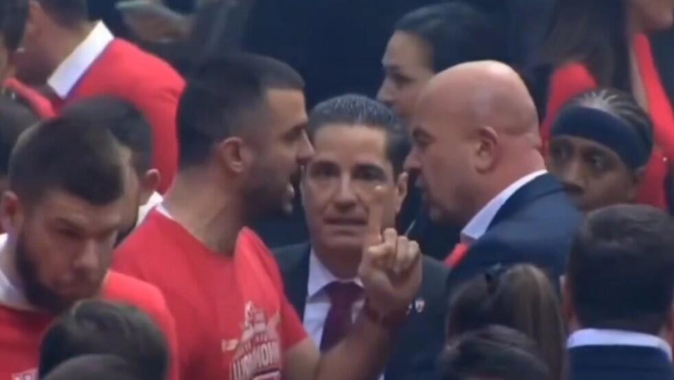 Team manager και αρχηγός αρπάχτηκαν λίγο πριν την απονομή του τροπαίου thumb