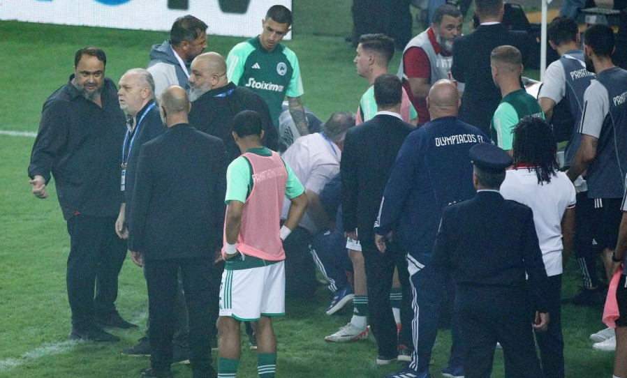 Στον αγωνιστικό χώρο ο Μαρινάκης μετά την κροτίδα στον Χουάνκαρ (pics) thumb