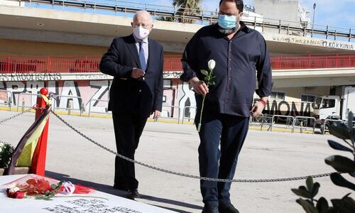 Ολυμπιακός: Ο Βαγγέλης Μαρινάκης στο μνημείο των θυμάτων της Θύρας 7 thumb
