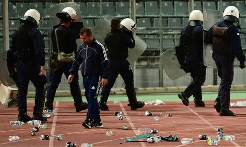 «Εκατοντάδες επιτέθηκαν με πέτρες και φωτοβολίδες ευθείας βολής κατά αστυνομικών» thumb