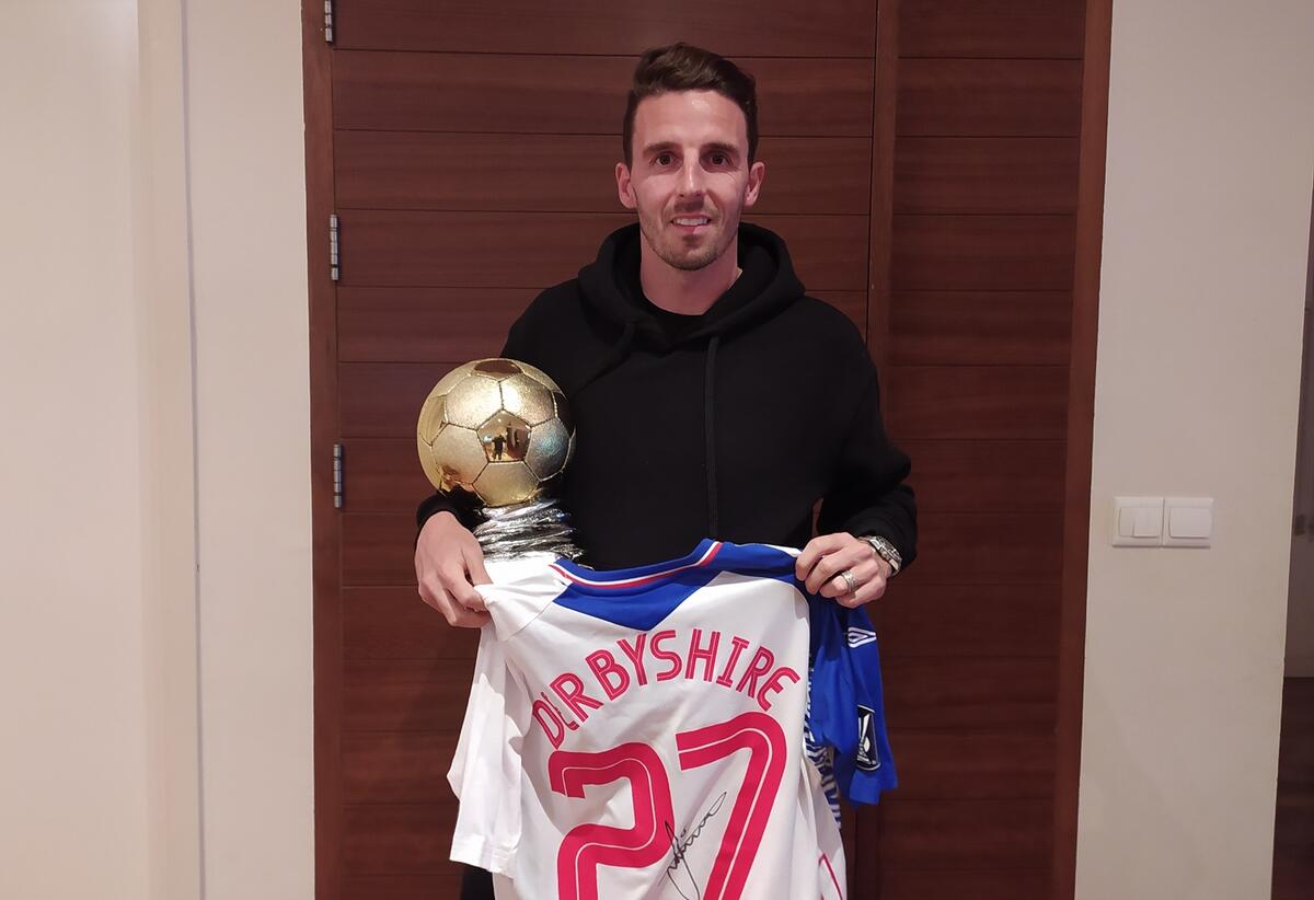 Έκκληση από Matt Derbyshire με χρυσή μπάλα και φανέλα Blackburn! thumb