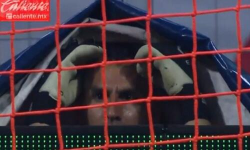 Έγινε και αυτό: Τερματοφύλακας αποβλήθηκε και κρύφτηκε κάτω από πανό για να μην φύγει! (ΒΙΝΤΕΟ) thumb