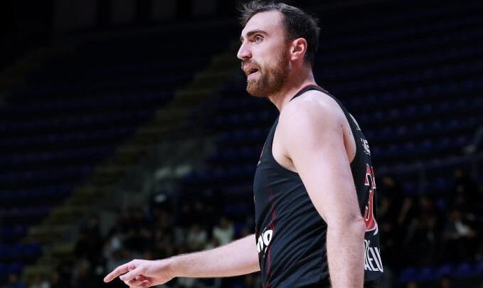 Μιλουτίνοφ: «Ας είμαστε ειλικρινείς, κλέψαμε το ματς» thumb