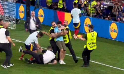Απίστευτο: Σεκιούριτι χτύπησε καταλάθος τον Μοράτα μετά από εισβολή οπαδού thumb