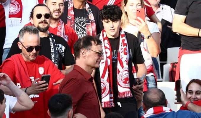 Στις εξέδρες του Ολυμπιακού Σταδίου και ο Μπαρτζώκας thumb