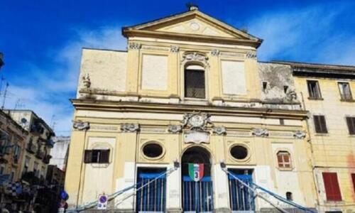 Ιερέας στη Νάπολη έντυσε… στα χρώματα του σκουντέτο την εκκλησία! thumb