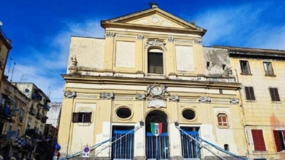 Ιερέας στη Νάπολη έντυσε… στα χρώματα του σκουντέτο την εκκλησία! thumb