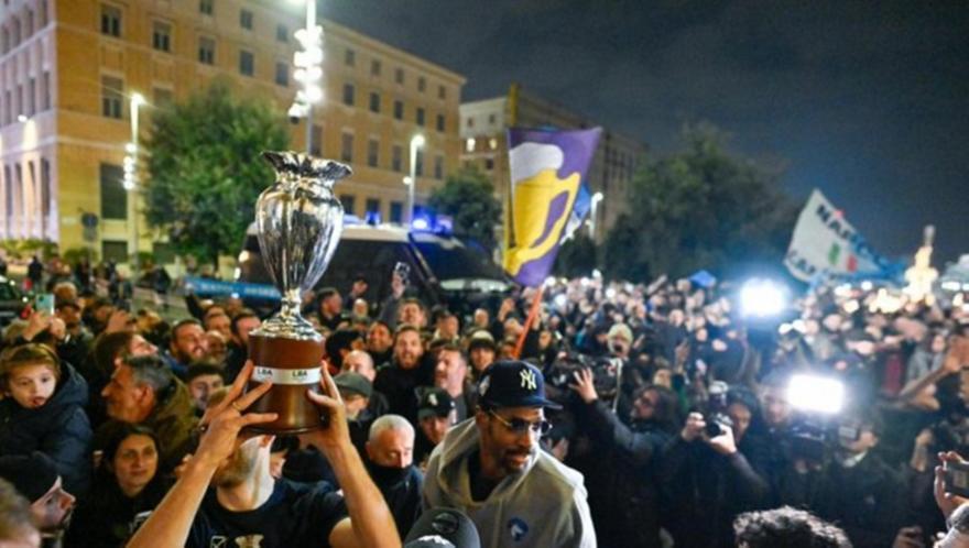 Χαμός στη Νάπολη για την κατάκτηση του Κυπέλλου από την ομάδα μπάσκετ! thumb