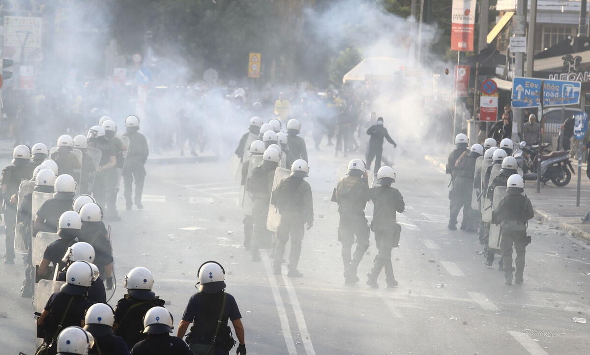 Τραυματισμός αστυνομικού κατά την ένταση πριν τον αγώνα ΑΕΚ - Άγιαξ thumb