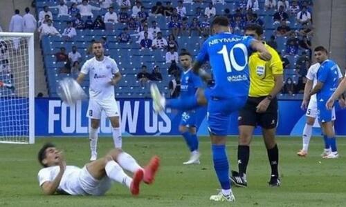 Ξέφυγε ο Νεϊμάρ: Έσπρωξε αντίπαλο και κλώτσησε την μπάλα πάνω του (vid) thumb