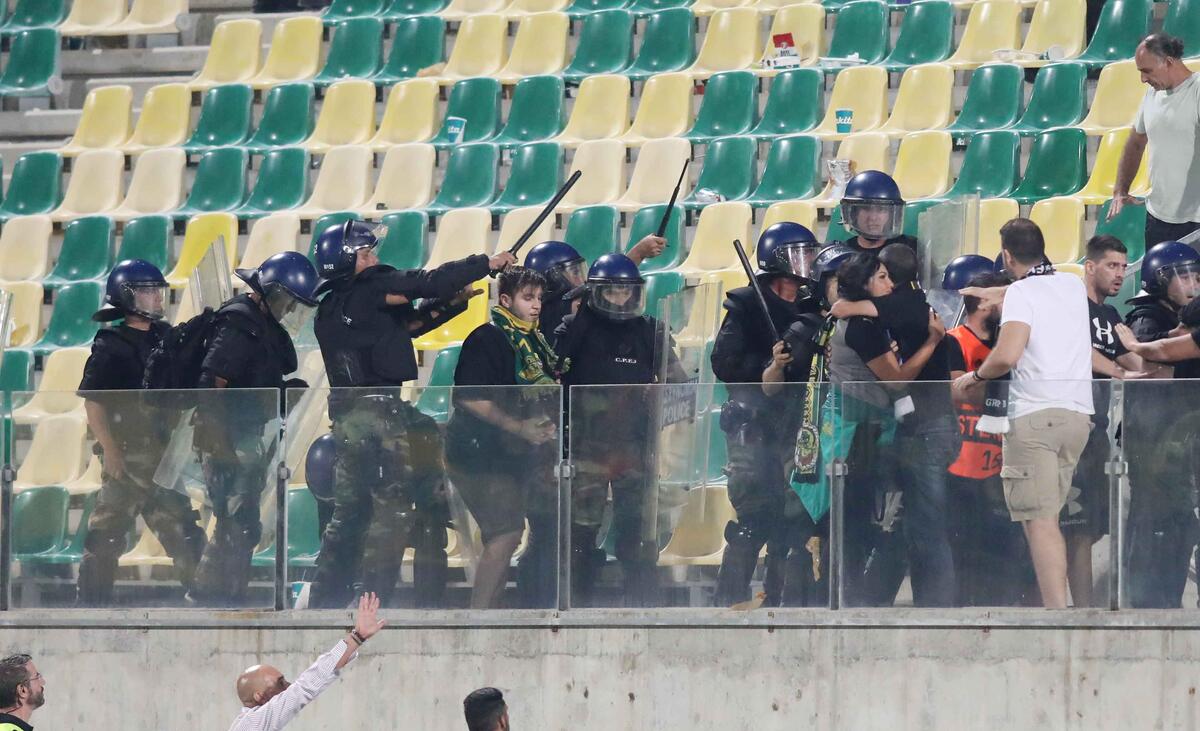 Φωτογραφίες: Ένταση με τη λήξη του αγώνα και ντου αστυνομίας!  thumb