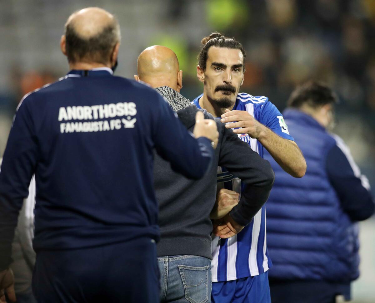 Το κάνει…χωρίς να φοράει γάντια  thumb
