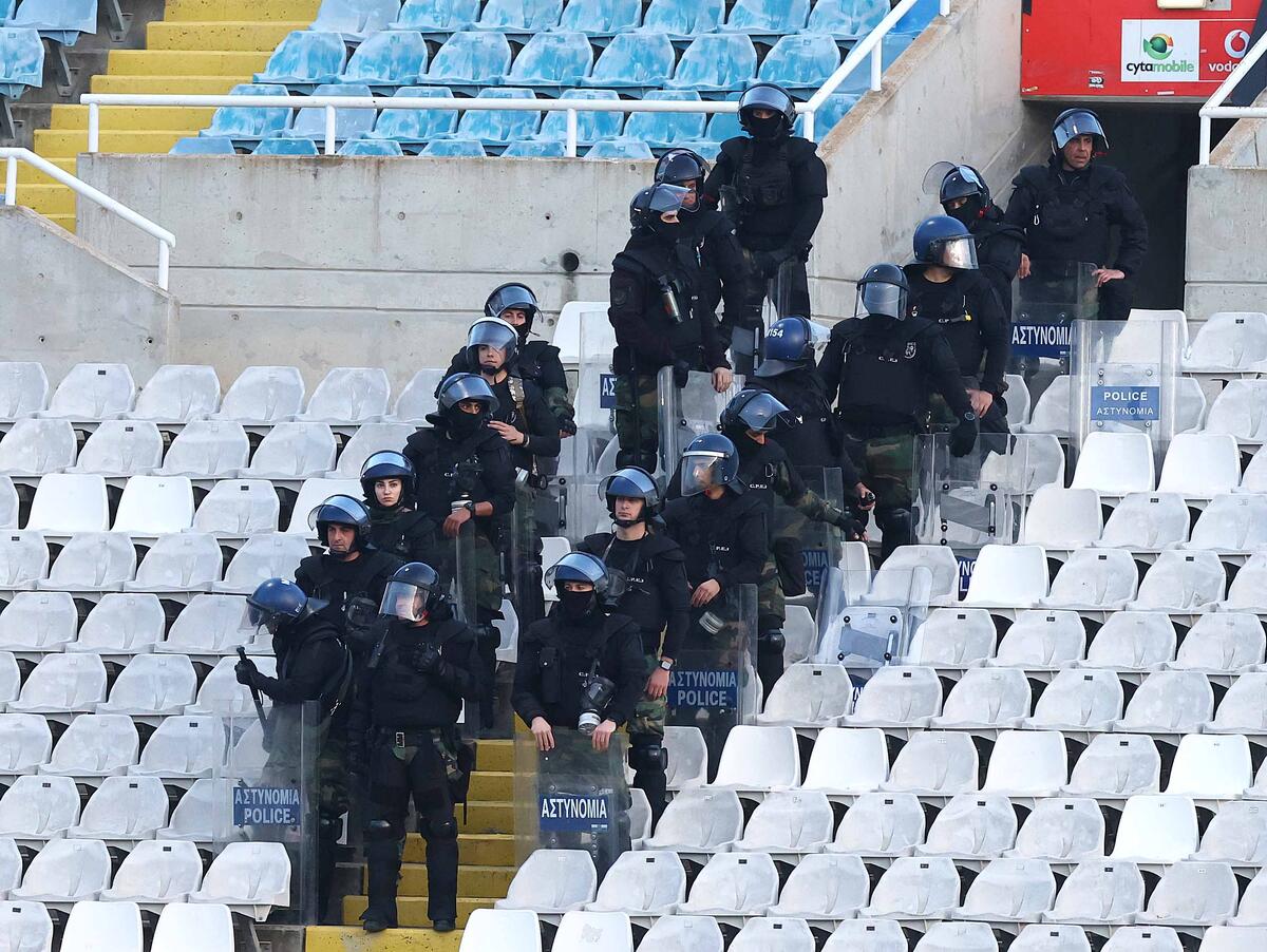 Χειροπέδες σε δύο οπαδούς μετά το Ομόνοια-ΑΠΟΕΛ thumb