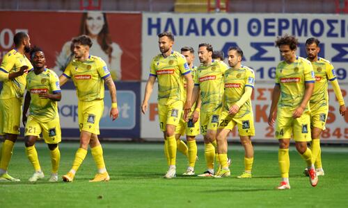 Κλείνει την παρένθεση, ξεμπερδεύει και σηκώνει μανίκια thumb