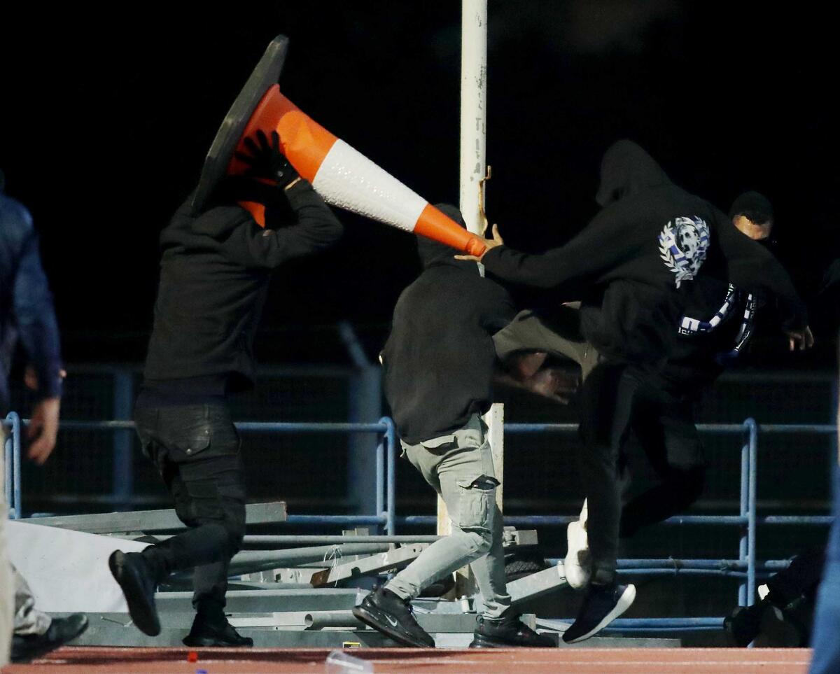 Χειροπέδες σε τρία πρόσωπα για τα ντροπιαστικά επεισόδια! thumb