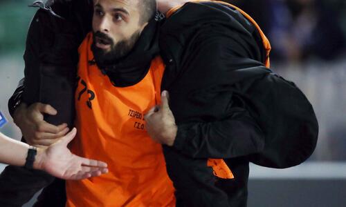 Συγκλονιστική φωτογραφία: Ο steward πήρε στην πλάτη του τον οπαδό του ΑΠΟΕΛ! thumb