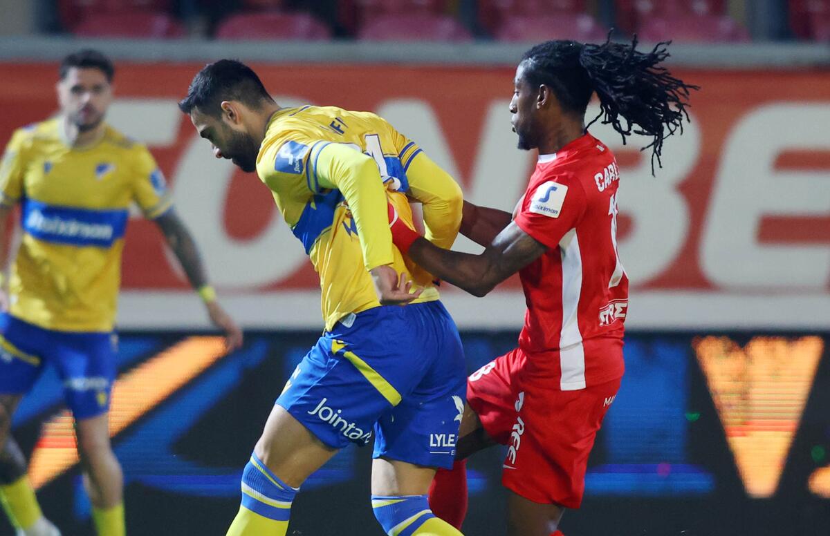 ΤΕΛΙΚΟ: Νέα Σαλαμίνα-ΑΠΟΕΛ 1-1 thumb
