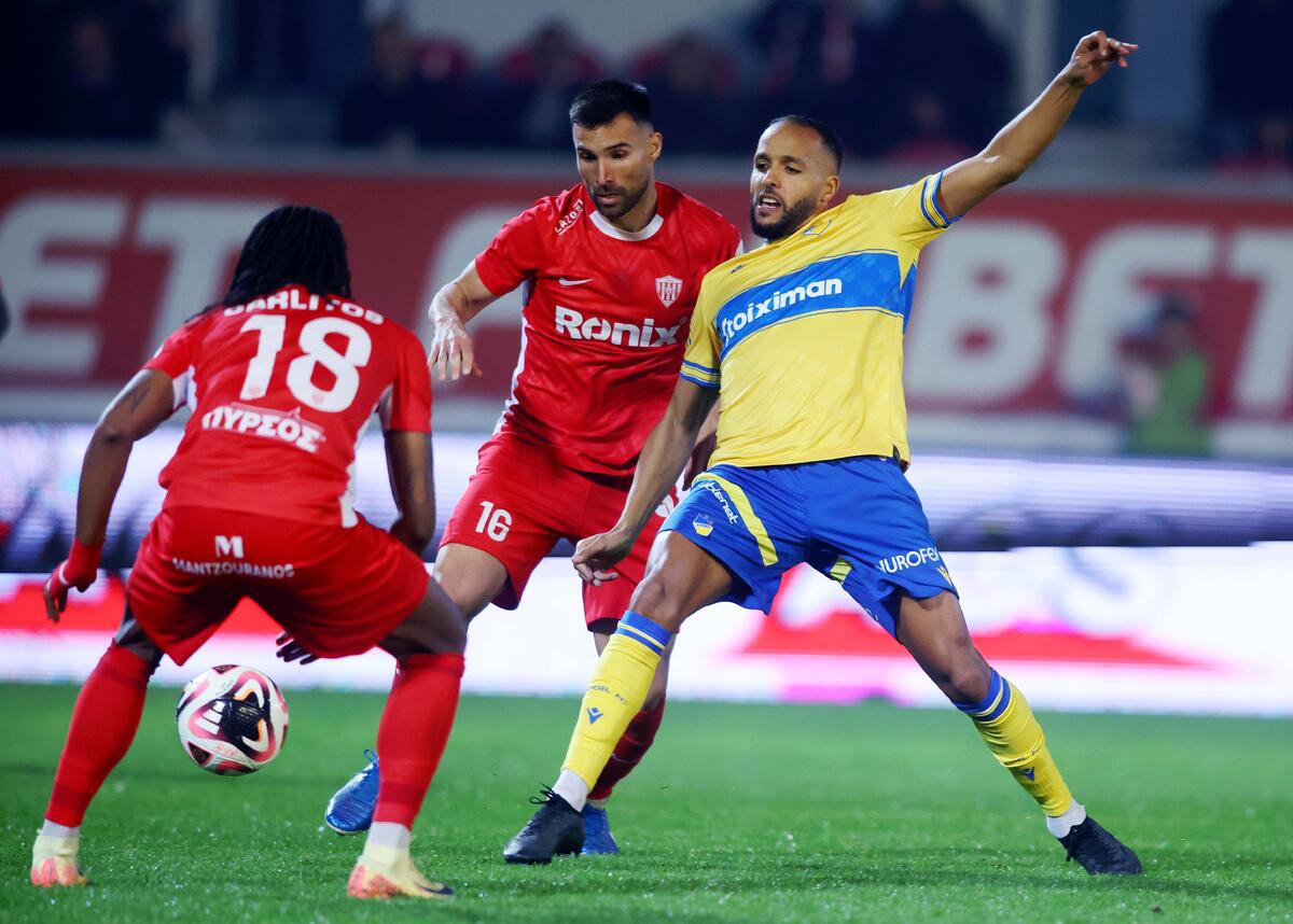 Νέα Σαλαμίνα-ΑΠΟΕΛ 1-1: Ερυθρόλευκο μπλόκο στο «Αμμόχωστος»... με δραματικό φινάλε! thumb