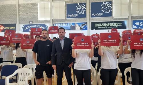 Δυνατό μήνυμα κατά της βίας και του ρατσισμού! thumb
