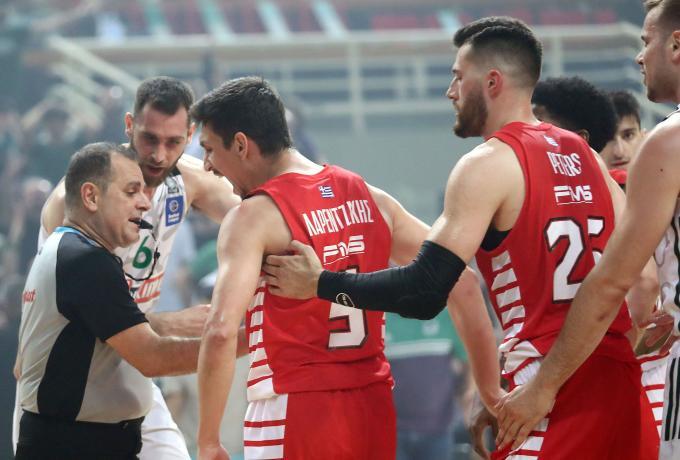 Χαμός από καπνογόνα και νερά στο ΟΑΚΑ, αποχώρησε από το παρκέ ο Ολυμπιακός thumb