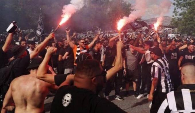 Κάνουν «χαμό» οι φίλοι του ΟΦΗ έξω από το ΟΑΚΑ! (pics) thumb