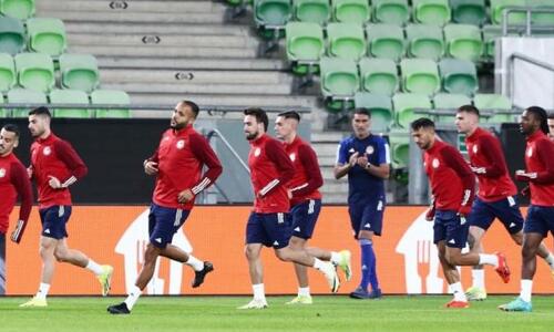 Βίντεο: Χαμός έξω από το ξενοδοχείο, δεν τους άφησαν να κοιμηθούν thumb