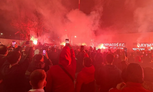 Χαμός στου Ρέντη: Αποθέωση για παίκτες και Μεντιλίμπαρ από οπαδούς του Ολυμπιακού! thumb